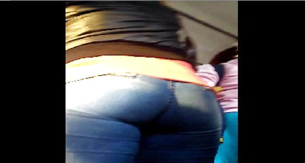 16P Mujeres Nalgonas en el transporte