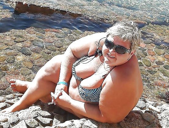 25P Omas,grannies at the beach 