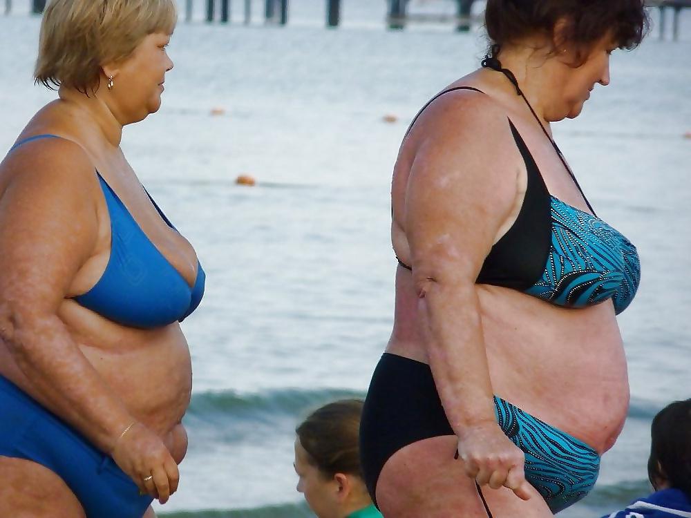 25P Omas,grannies at the beach 