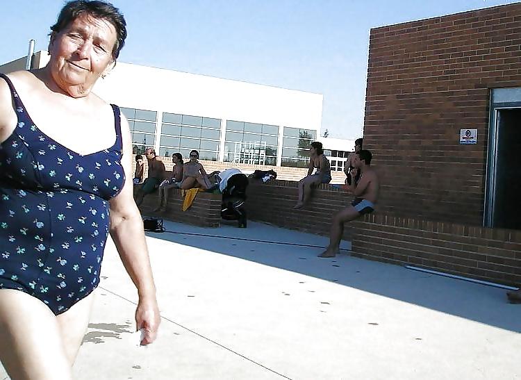 25P Omas,grannies at the beach 