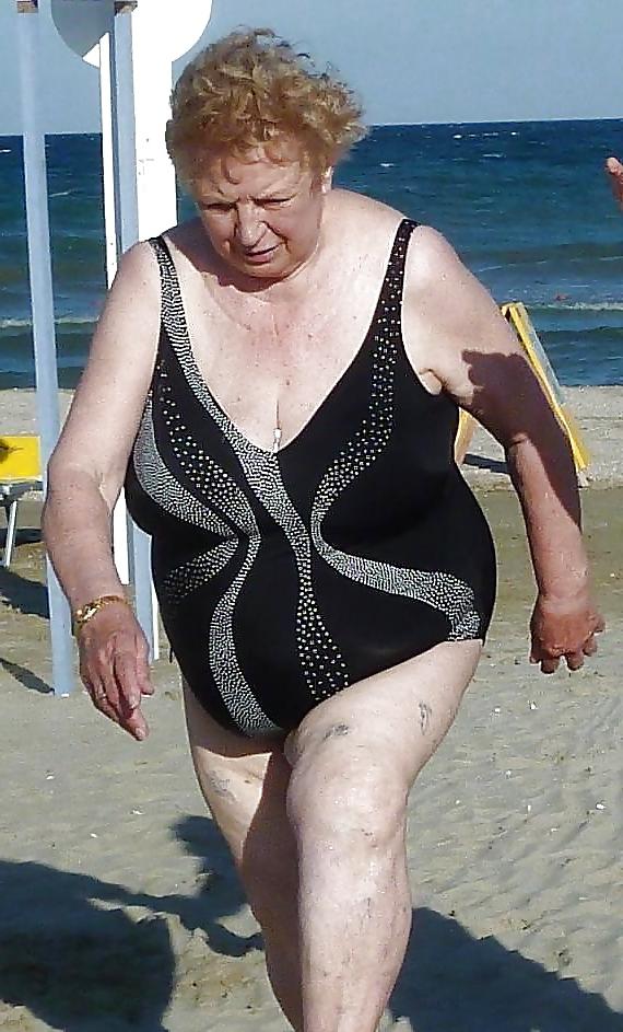 25P Omas,grannies at the beach 