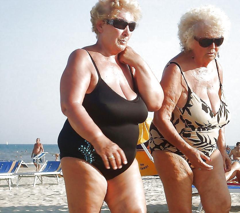 25P Omas,grannies at the beach 