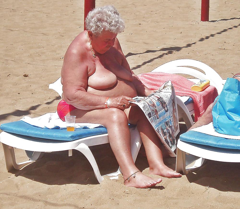 25P Omas,grannies at the beach 