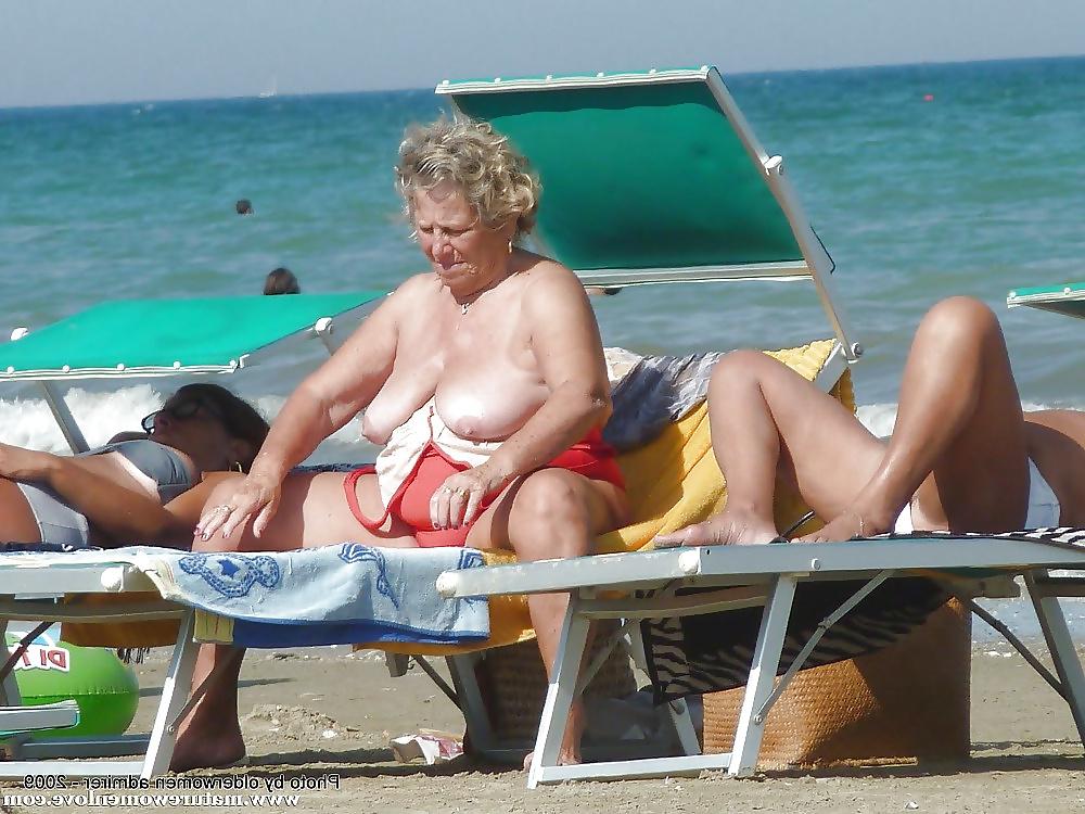25P Omas,grannies at the beach 
