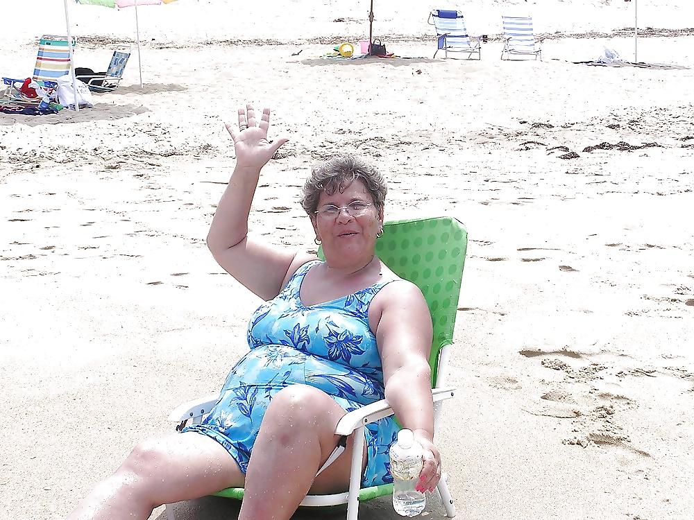 25P Omas,grannies at the beach 