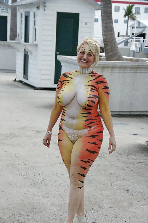 25P Buxom moms and wives