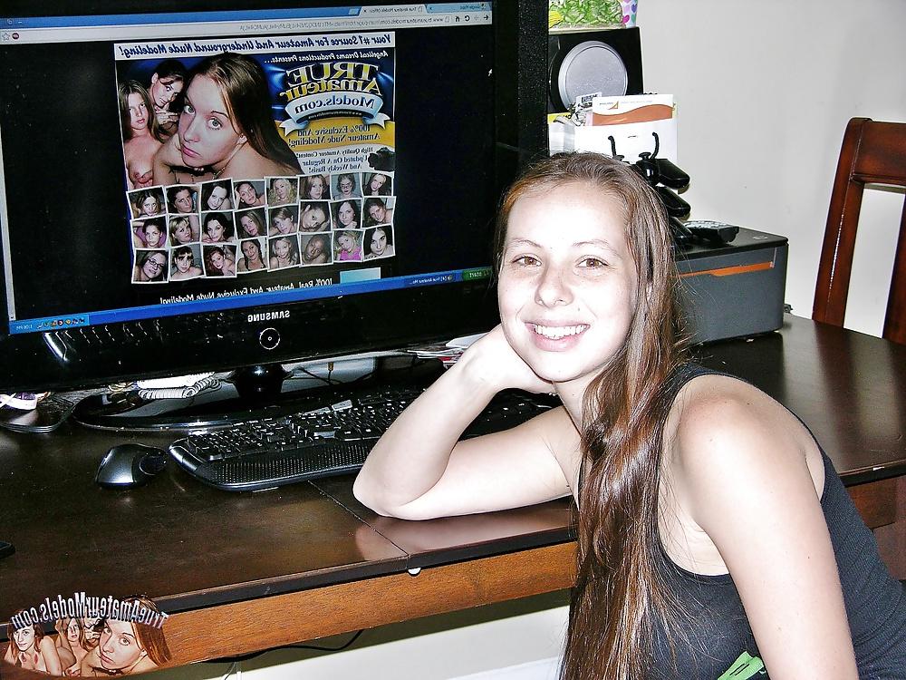 15P Zoe Nude At Home