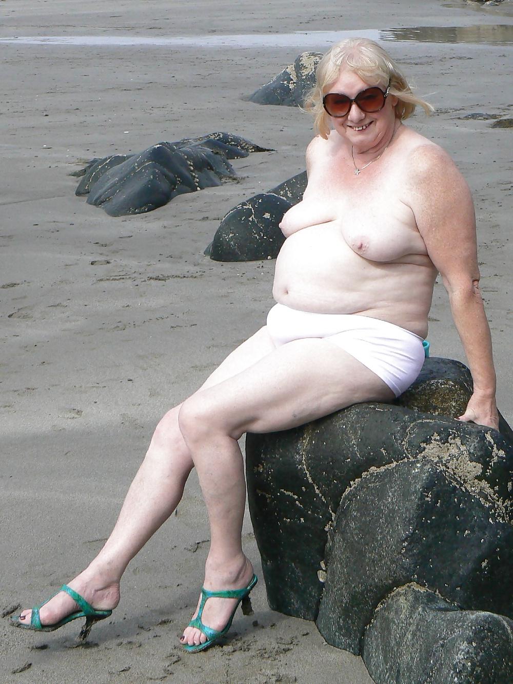 25P BLONDE NAKED GRANNY AT THE BEACH