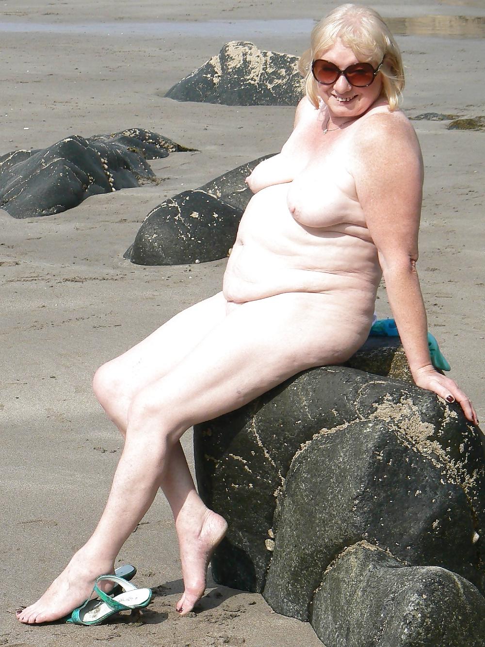 25P BLONDE NAKED GRANNY AT THE BEACH