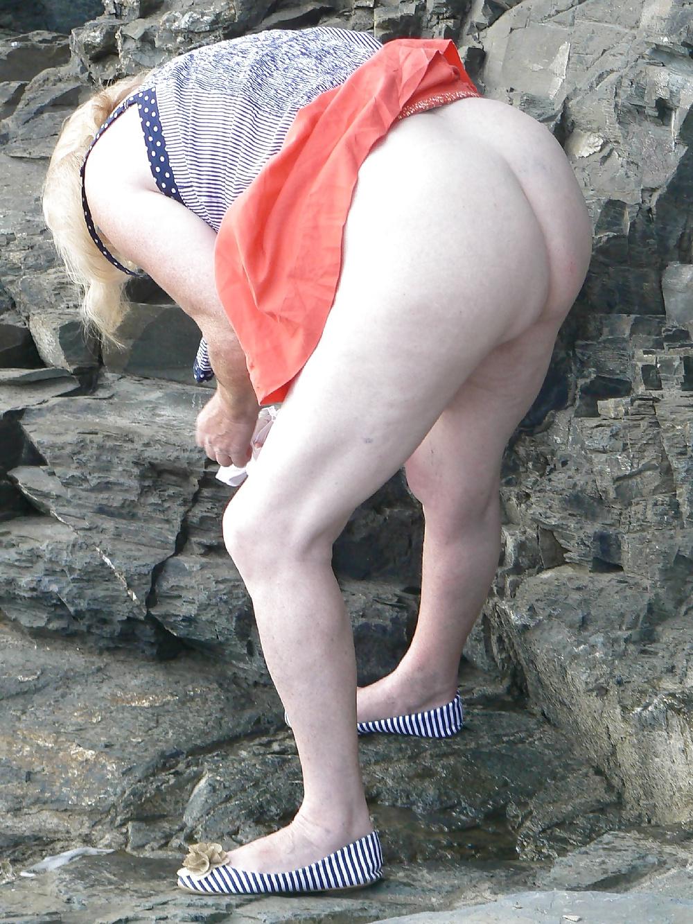 25P BLONDE NAKED GRANNY AT THE BEACH