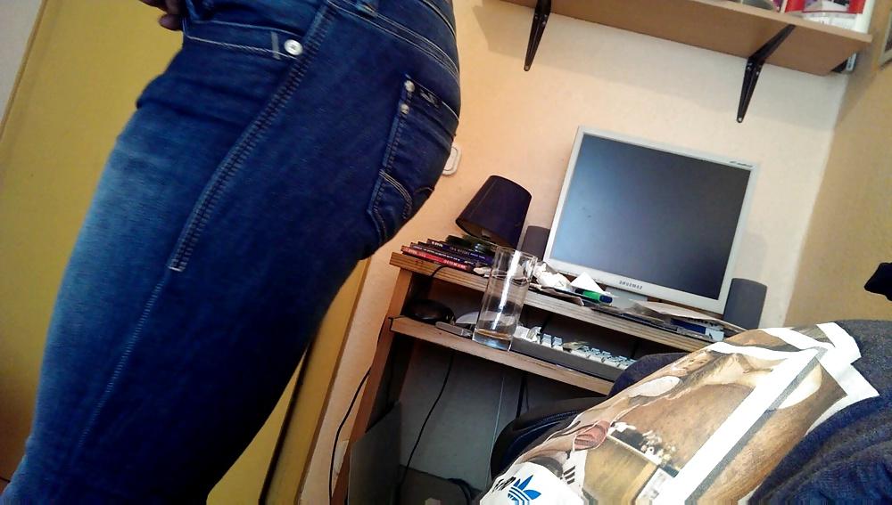 9P Neighbours ass caught on camera