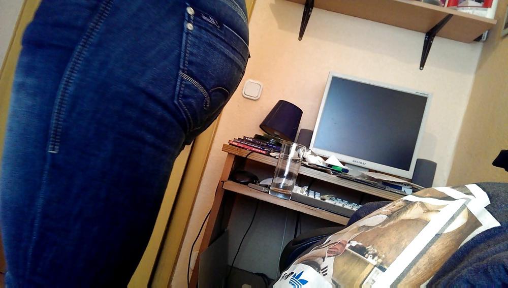 9P Neighbours ass caught on camera