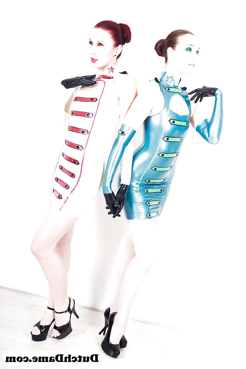 10P Dutch Dame in Latex