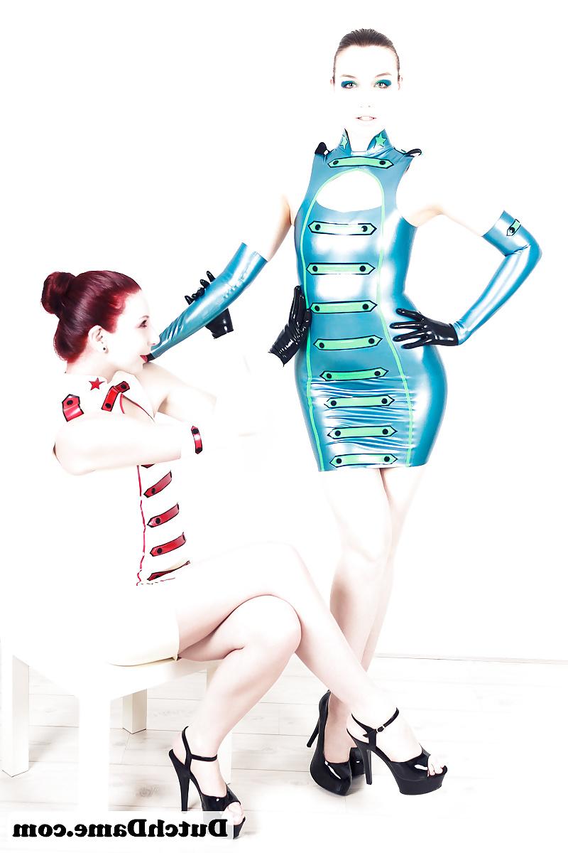 10P Dutch Dame in Latex