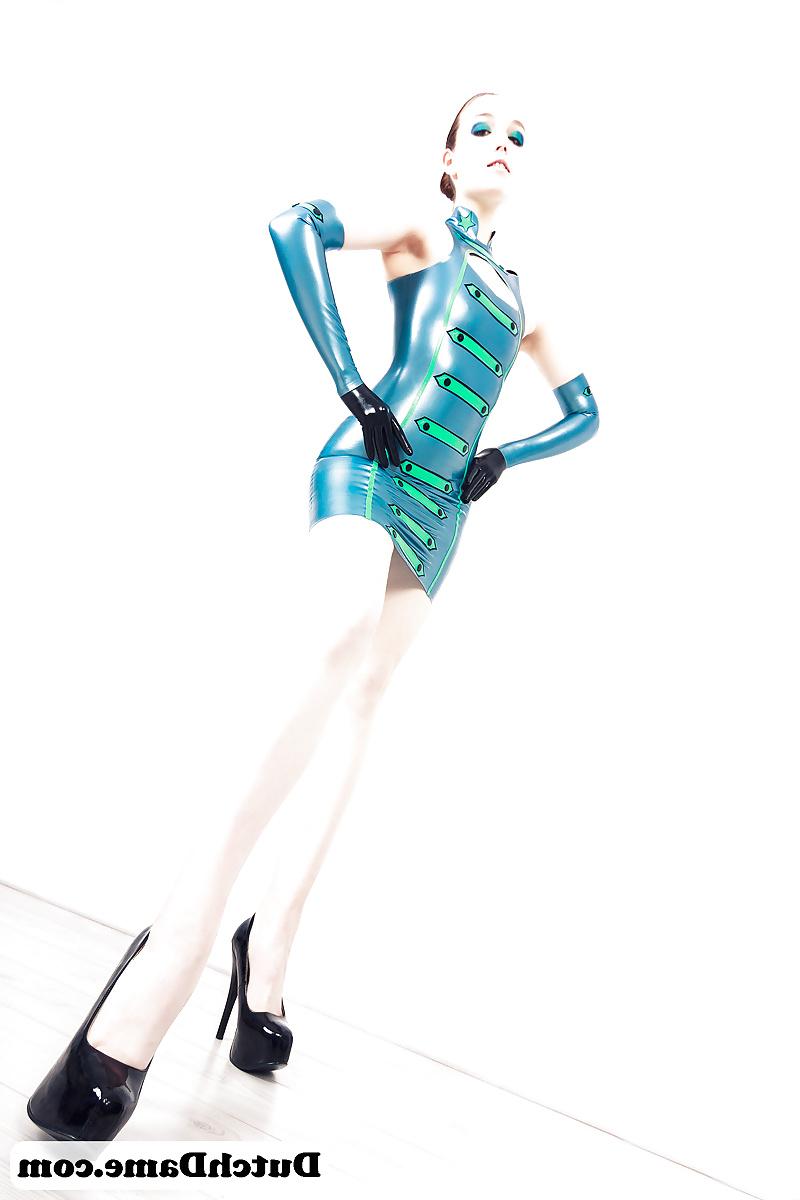 10P Dutch Dame in Latex