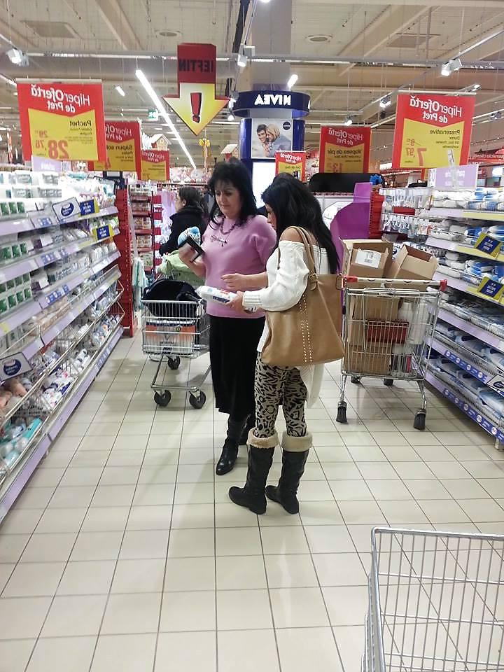 11P Spy shopping old + young romanian