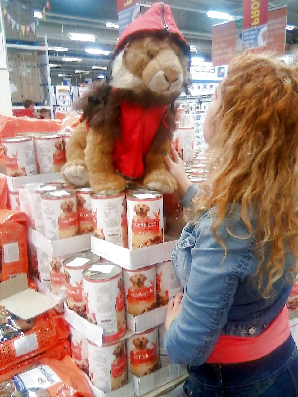 11P Spy shopping old + young romanian