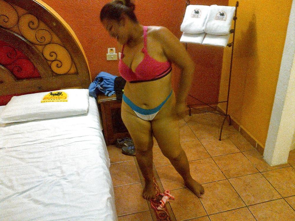 9P Linda Morena pies peludos