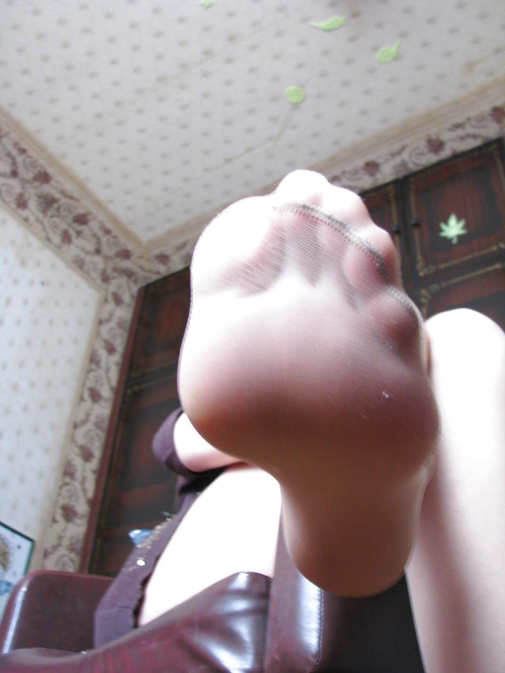 25P Licking feet in nylon