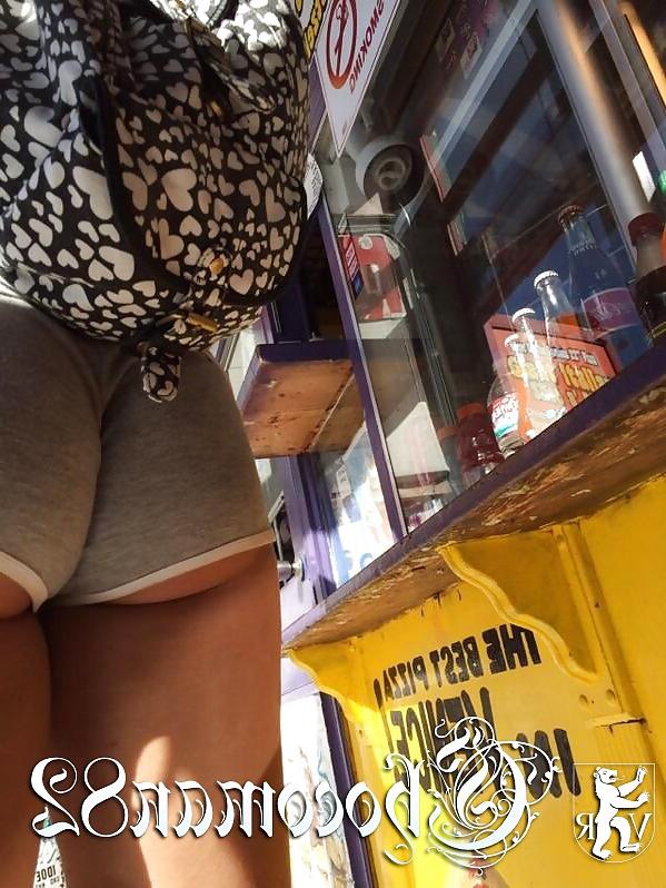 25P Voyeur in the street