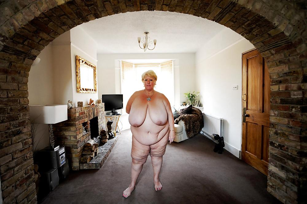 25P Nude At Home