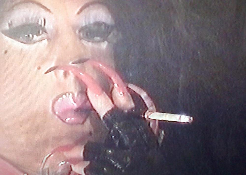 8P Ultra long nails tranny smoke