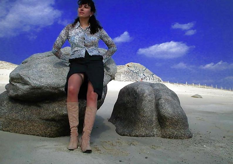 25P FRENCH NADINE flashing on the beach 2003