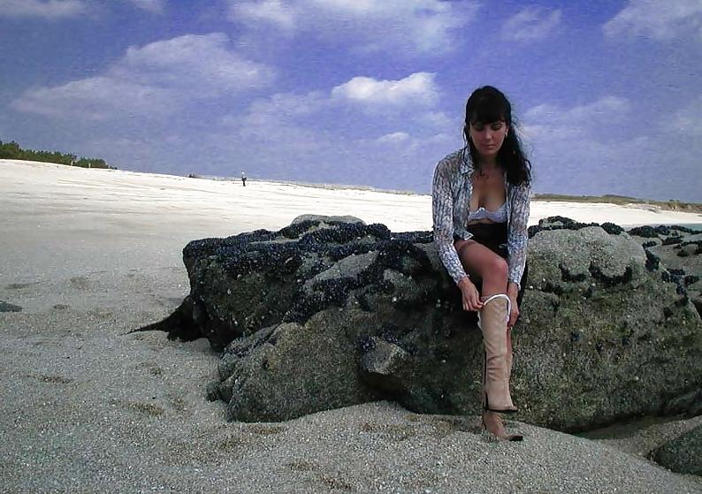 25P FRENCH NADINE flashing on the beach 2003