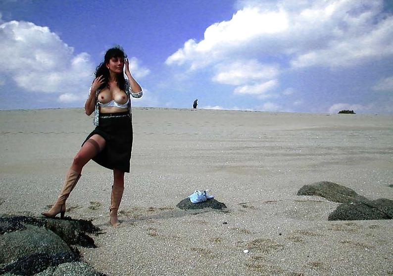 25P FRENCH NADINE flashing on the beach 2003