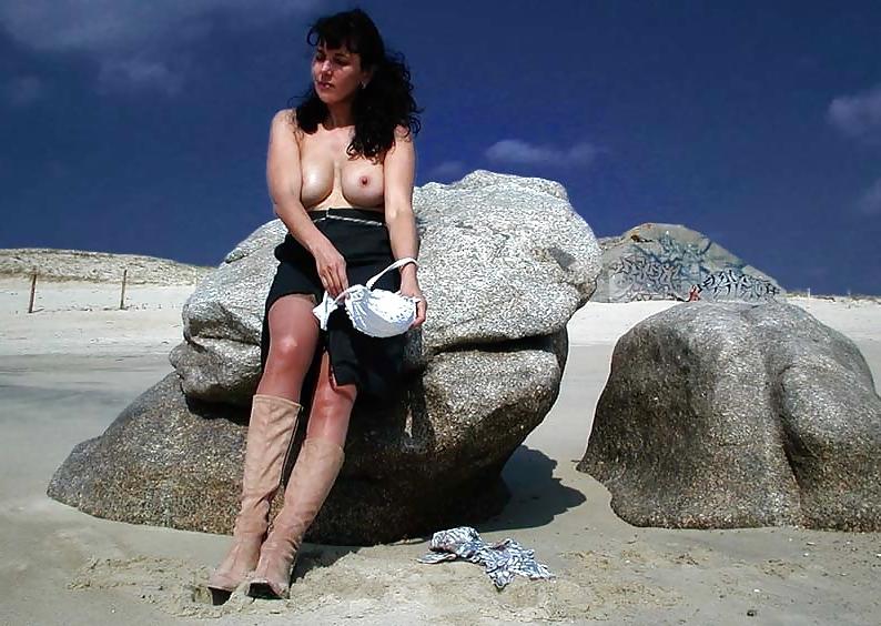 25P FRENCH NADINE flashing on the beach 2003