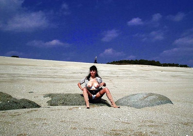 25P FRENCH NADINE flashing on the beach 2003