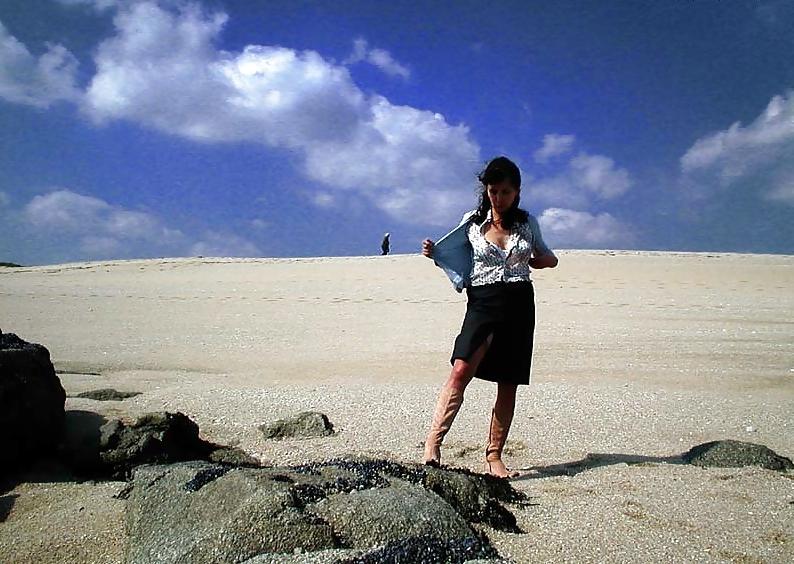 25P FRENCH NADINE flashing on the beach 2003