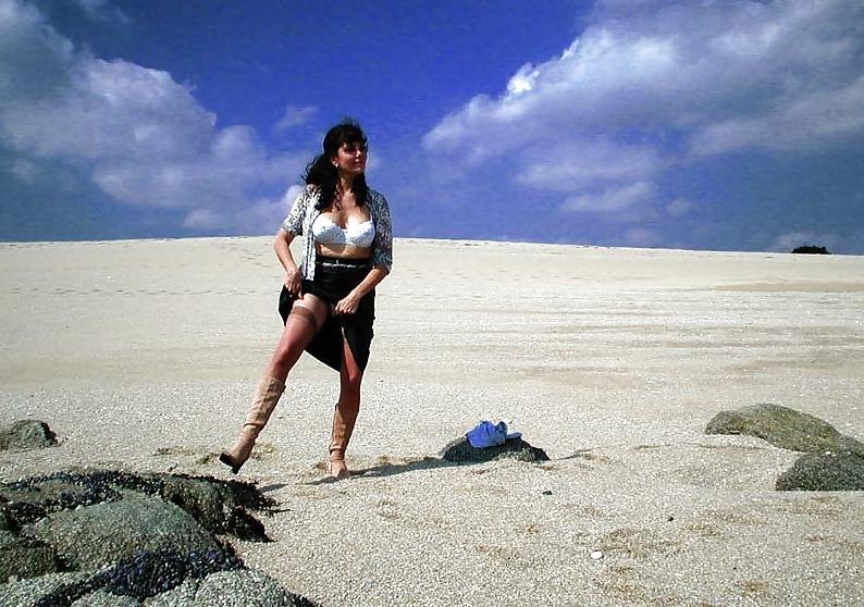 25P FRENCH NADINE flashing on the beach 2003
