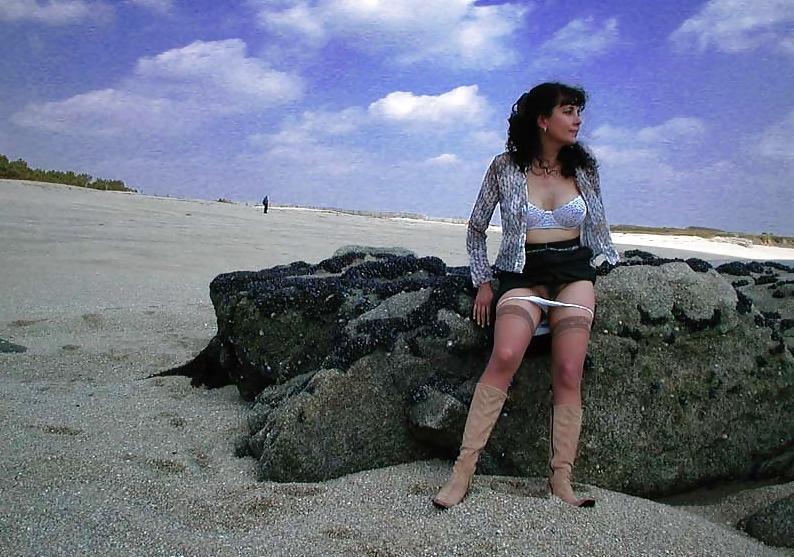 25P FRENCH NADINE flashing on the beach 2003