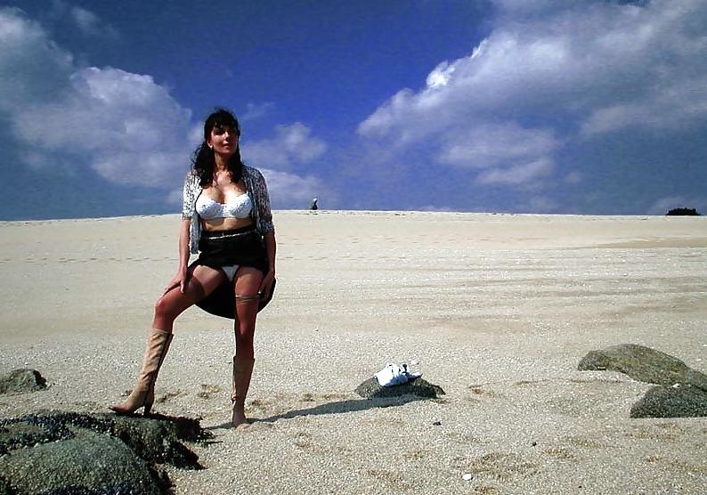 25P FRENCH NADINE flashing on the beach 2003