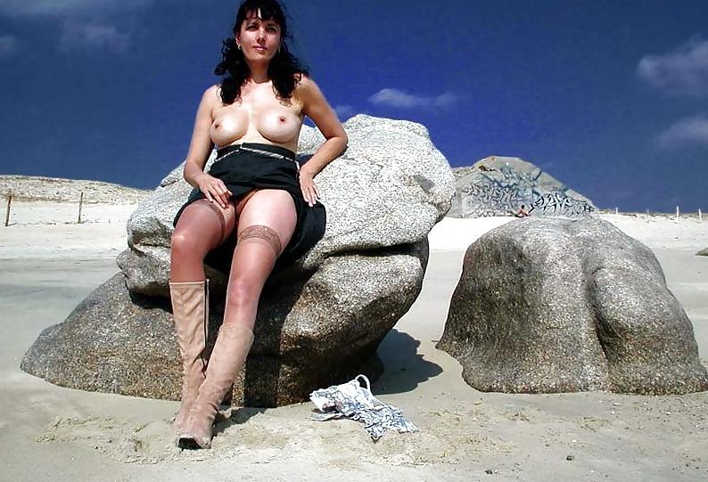 25P FRENCH NADINE flashing on the beach 2003