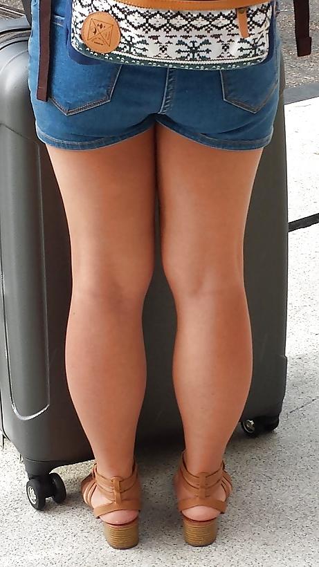 20P Candid: thick young asian legs