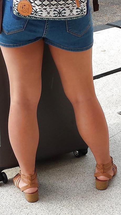 20P Candid: thick young asian legs