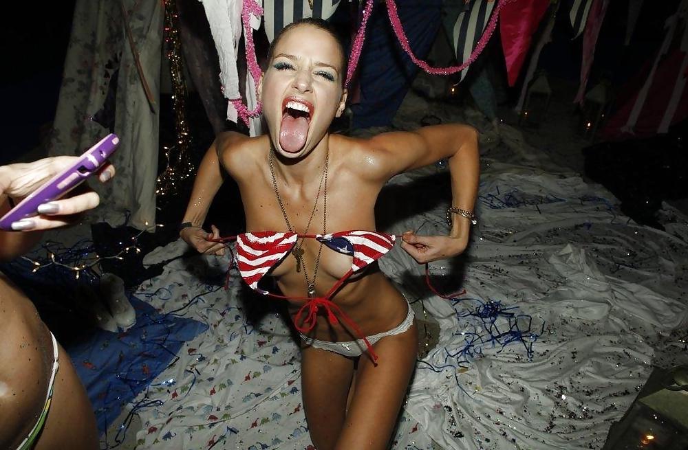 25P Wild sexy party chicks pt.4