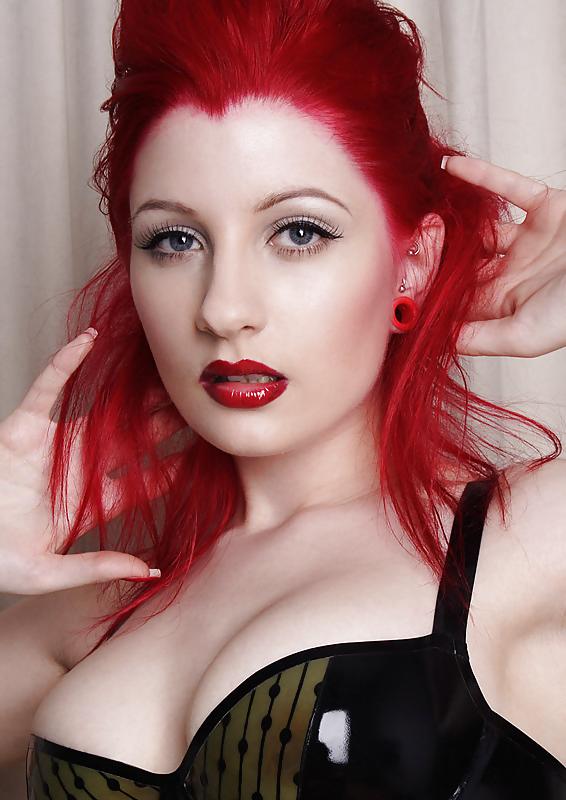 25P Latex Fetish Redhead 