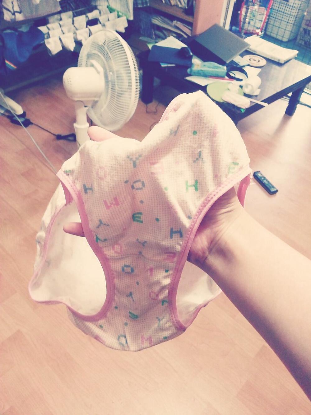 15P Korean girl nude at home