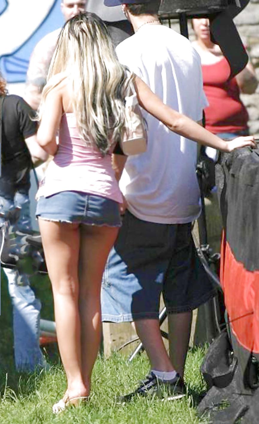 25P In The Streets 113 - Damn Short and Long Legs