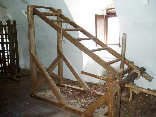 11P S-t-r-e-c-k-b-a-n-k, the medieval Torture R-a-c-k-