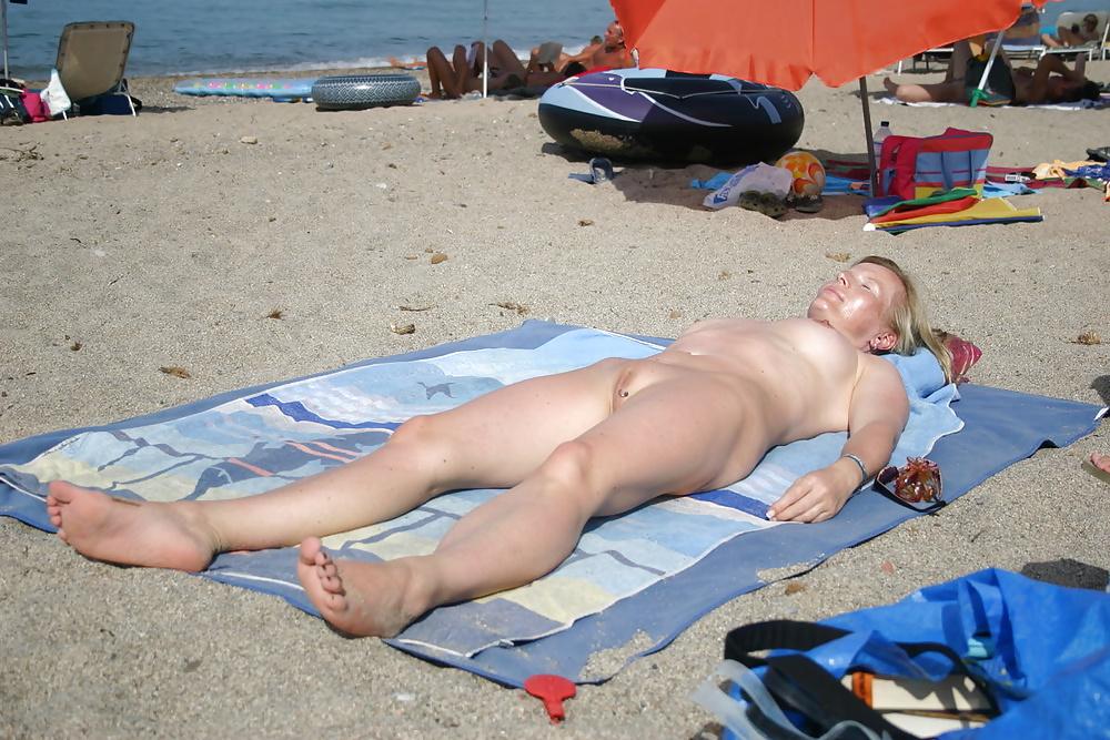 25P Hot Milfs & Wives Enjoying The Sun