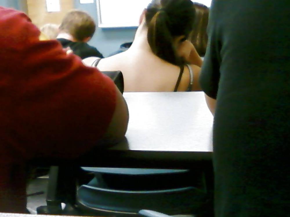 25P Candid school girls caught by phone cam