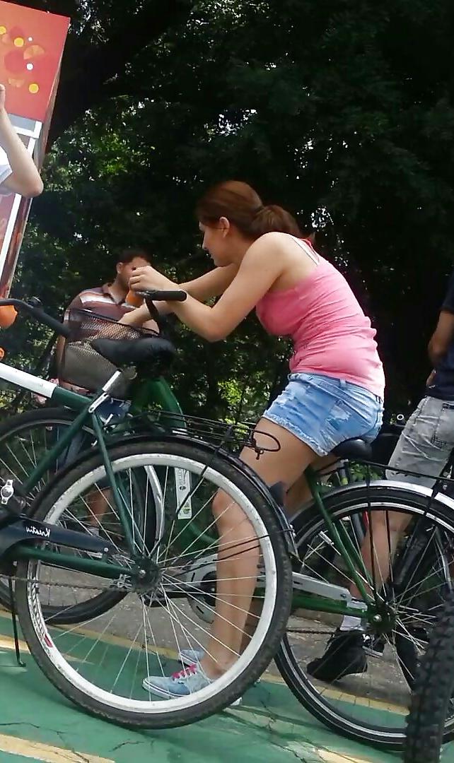 25P Spy girls on bicycles romanian