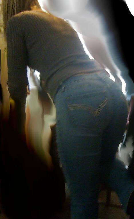 11P Candid pawg milf's ass in jeans. Rear Cameltoe.