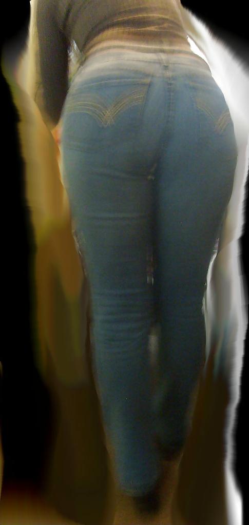 11P Candid pawg milf's ass in jeans. Rear Cameltoe.