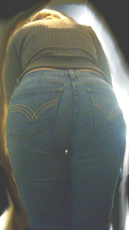 11P Candid pawg milf's ass in jeans. Rear Cameltoe.