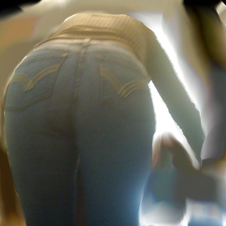 11P Candid pawg milf's ass in jeans. Rear Cameltoe.